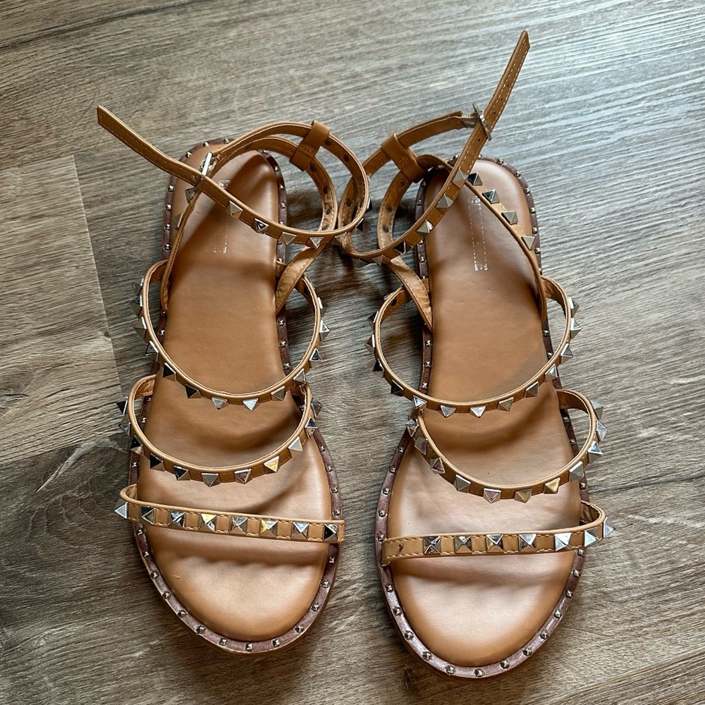 🔴CUSHIONAIRE Tan Studded Sandals